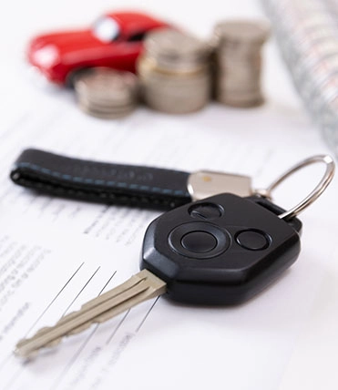 kluczyki samochodowe dokumenty pieniądze i samochód